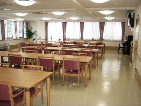 「ウェルライフヴィラ湘南ちがさき」のコミュニティリビング。入居者様が互いにお喋りできるコミュニティスペースを完備している。