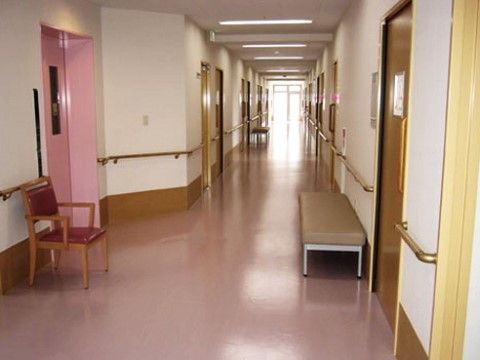 「ウェルライフヴィラ湘南ちがさき」の廊下。廊下の一定の距離に、腰掛けられるベンチスペースを完備している。