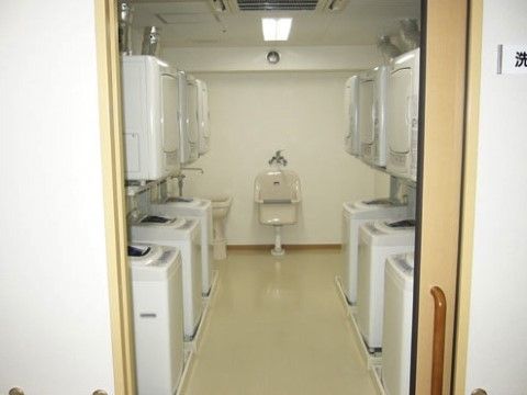 「ウェルライフヴィラ湘南ちがさき」の洗濯室。自立を目的とし、洗濯機を自由に使用ができる。