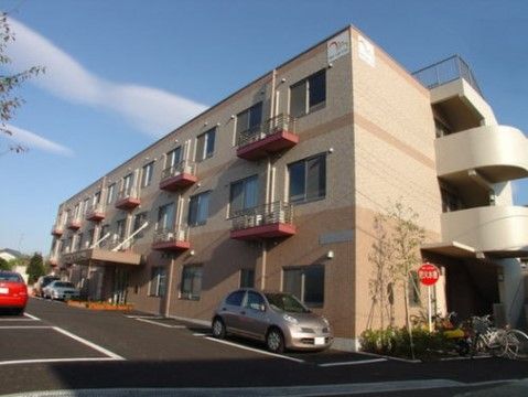 「ウェルライフヴィラ湘南ちがさき」の外観。3階建てのマンションチックな外観なので、住宅の外観を損なわないようにしている。