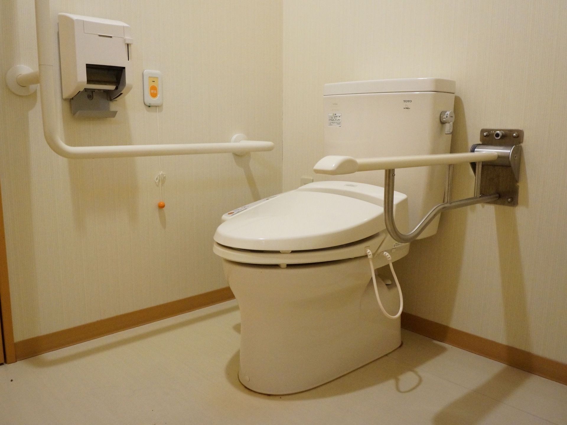 便座は温水洗浄便座になっていて、冬でも快適に利用できる。便座の左右に手すりが付いているので、入居者様も安心して利用できる。