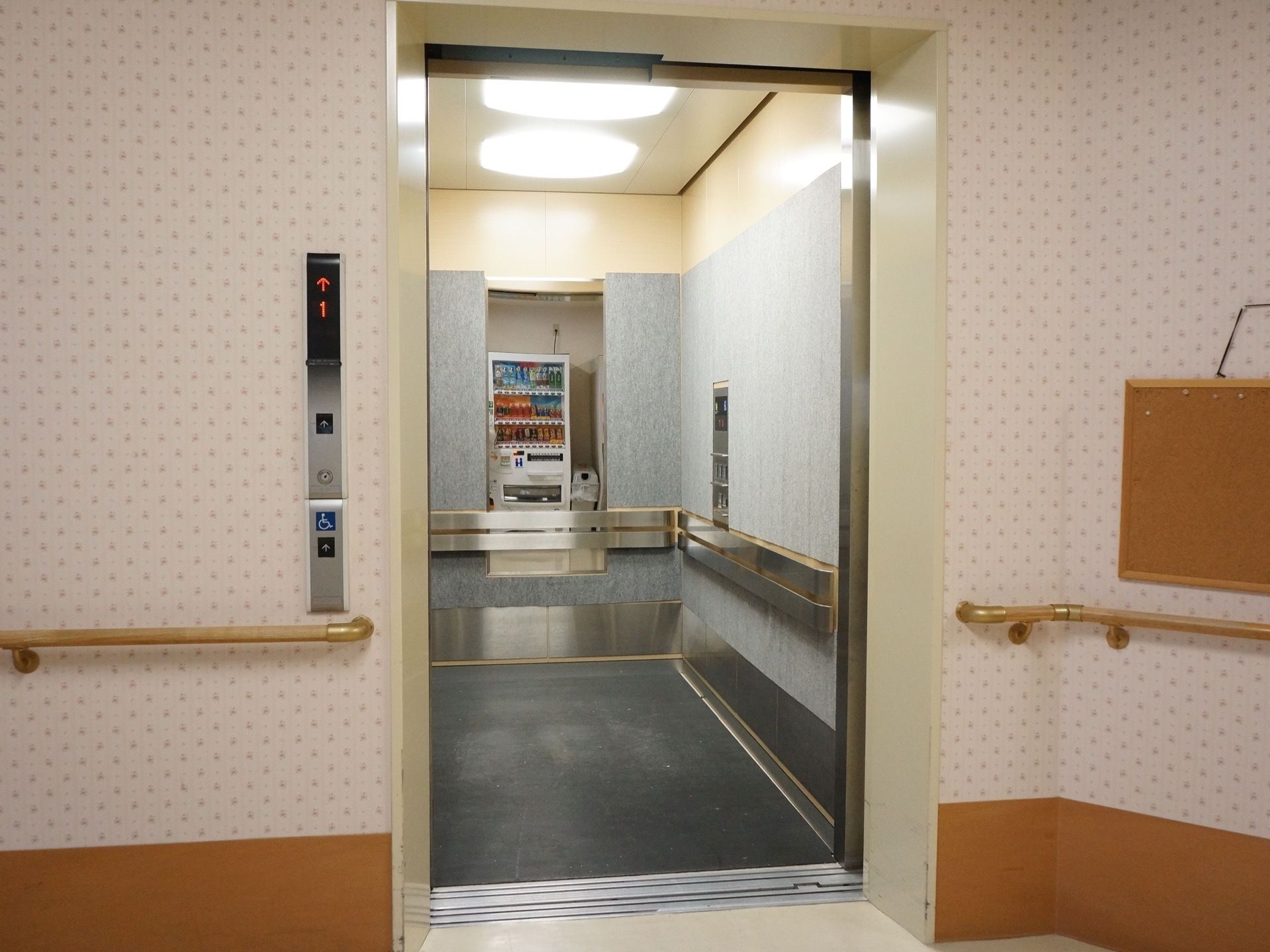 エレベーターの中にはライトが２つありとても明るい。正面に大きな鏡がある。中には手すりも付いていて利用し易い。