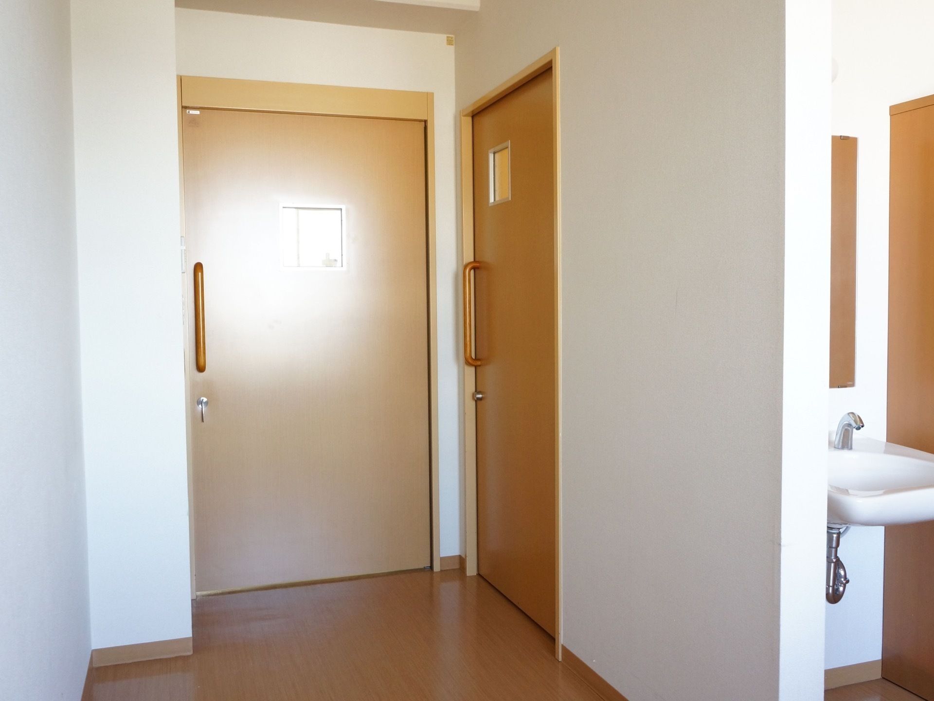 居室入口の扉は引き戸になっていて、床はフローリングになっている。車椅子でもスムーズに取ることができる。