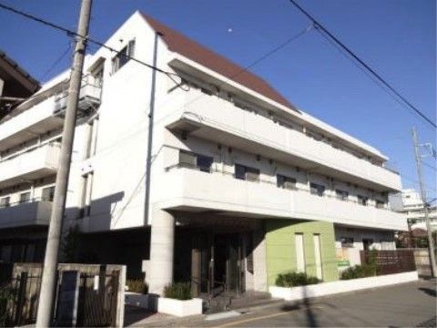 「ガーデンテラス大宮公園」の外観。住宅地にある4階建ての施設。