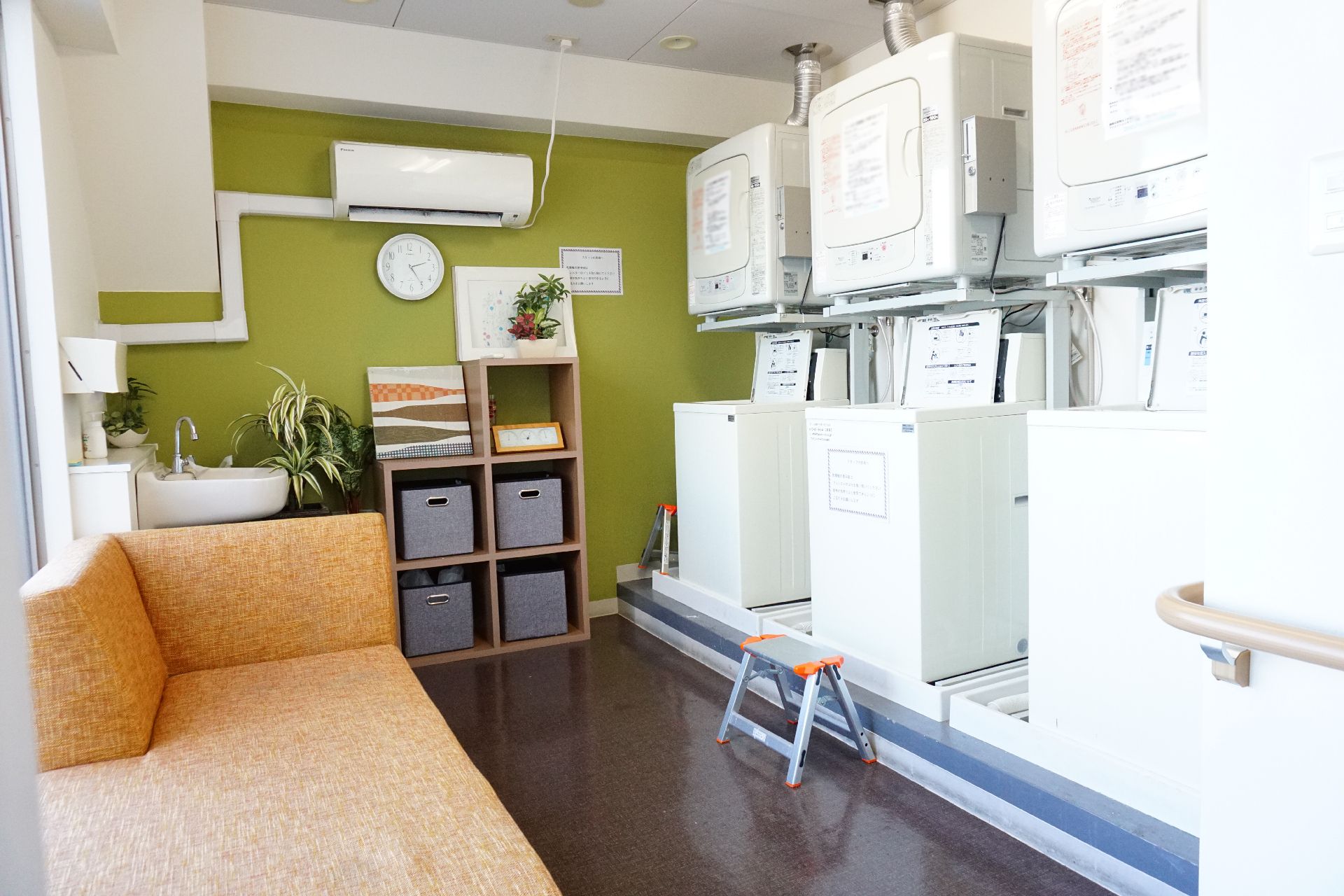入居者が利用できる洗濯機、乾燥機が置かれているランドリー