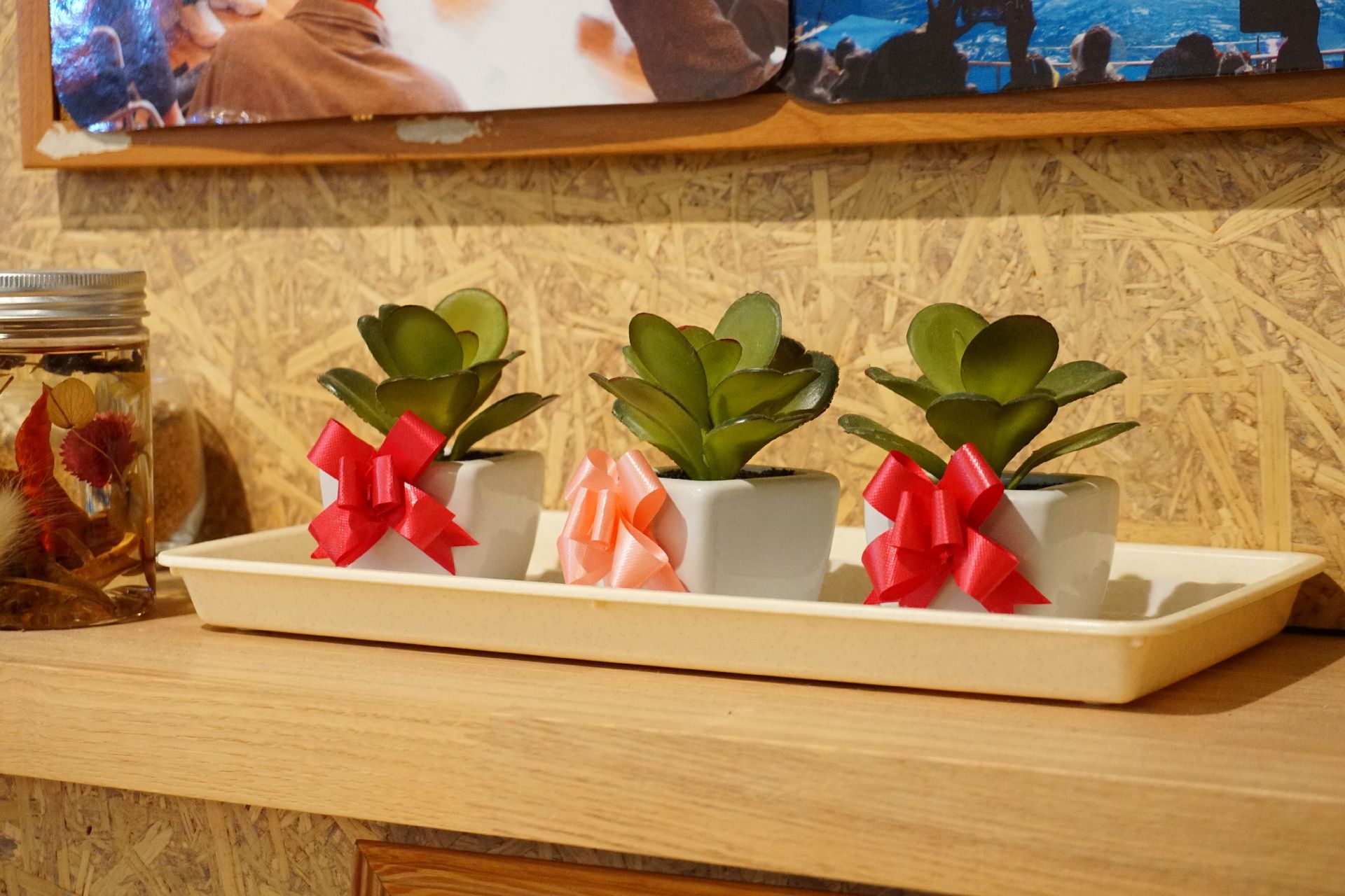 介護施設のテーブルに設置されている、野菜の形をした展示物