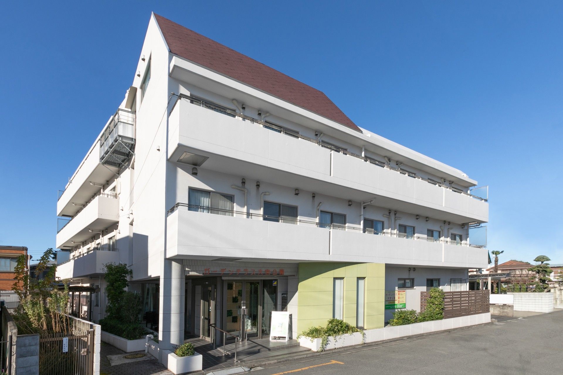 「ガーデンテラス大宮公園」の外観。住宅地にある4階建ての施設。