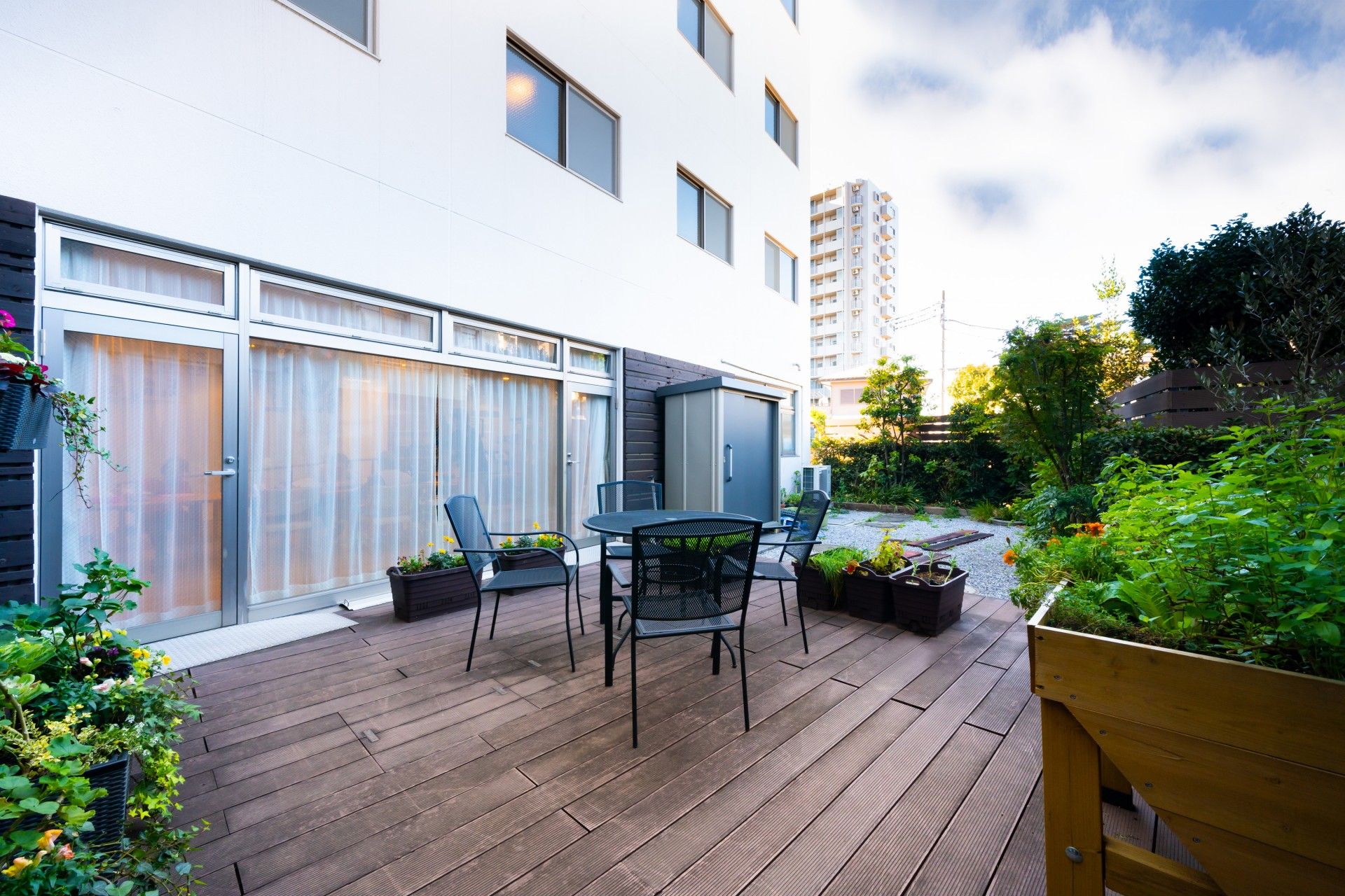 「ガーデンテラス大宮公園」のガーデンテラス。ティータイムを楽しみながらゆたｔりできる。