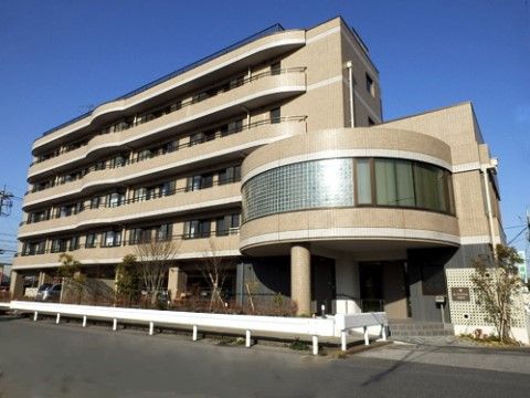 「ガーデンテラス千葉中央」の外観。5階建てのマンションに、一部円盤のようなフロアが特徴的である。