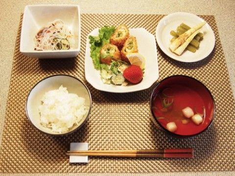 メインディッシュがアスパラの肉巻きフライで、ご飯、お吸い物が付いた食事
