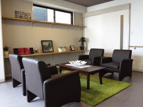 「ガーデンテラス千葉中央」のラウンジ。入居者様が時間を忘れていられる。