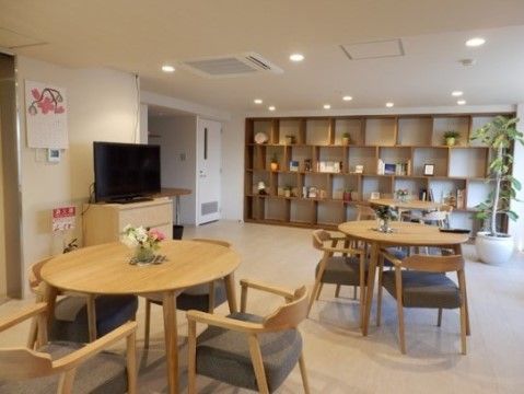 「ガーデンテラス千葉中央」の食堂。ラックには装飾品を飾っている。