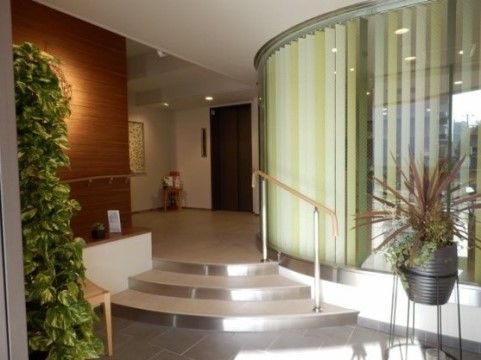 「ガーデンテラス千葉中央」のエントランス。洋風で落ち着いた雰囲気になっている。