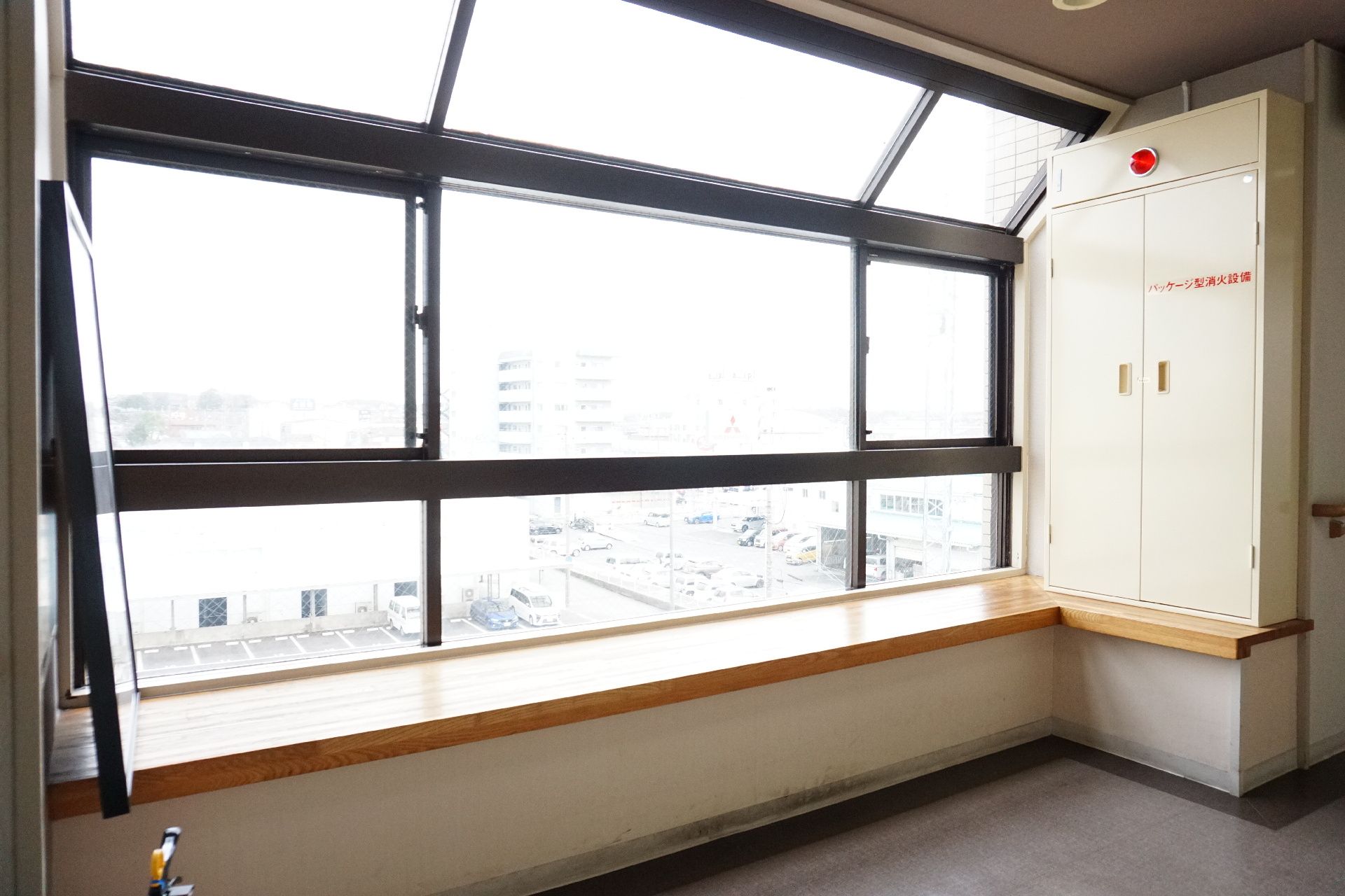 窓が設置され、日差しが降り注いでいる廊下