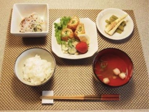 アスパラの肉巻きにいちごが添えられている一皿がメインの食事