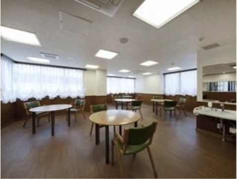 丸テーブルセットが、スペースに余裕をもって並べられているダイニング