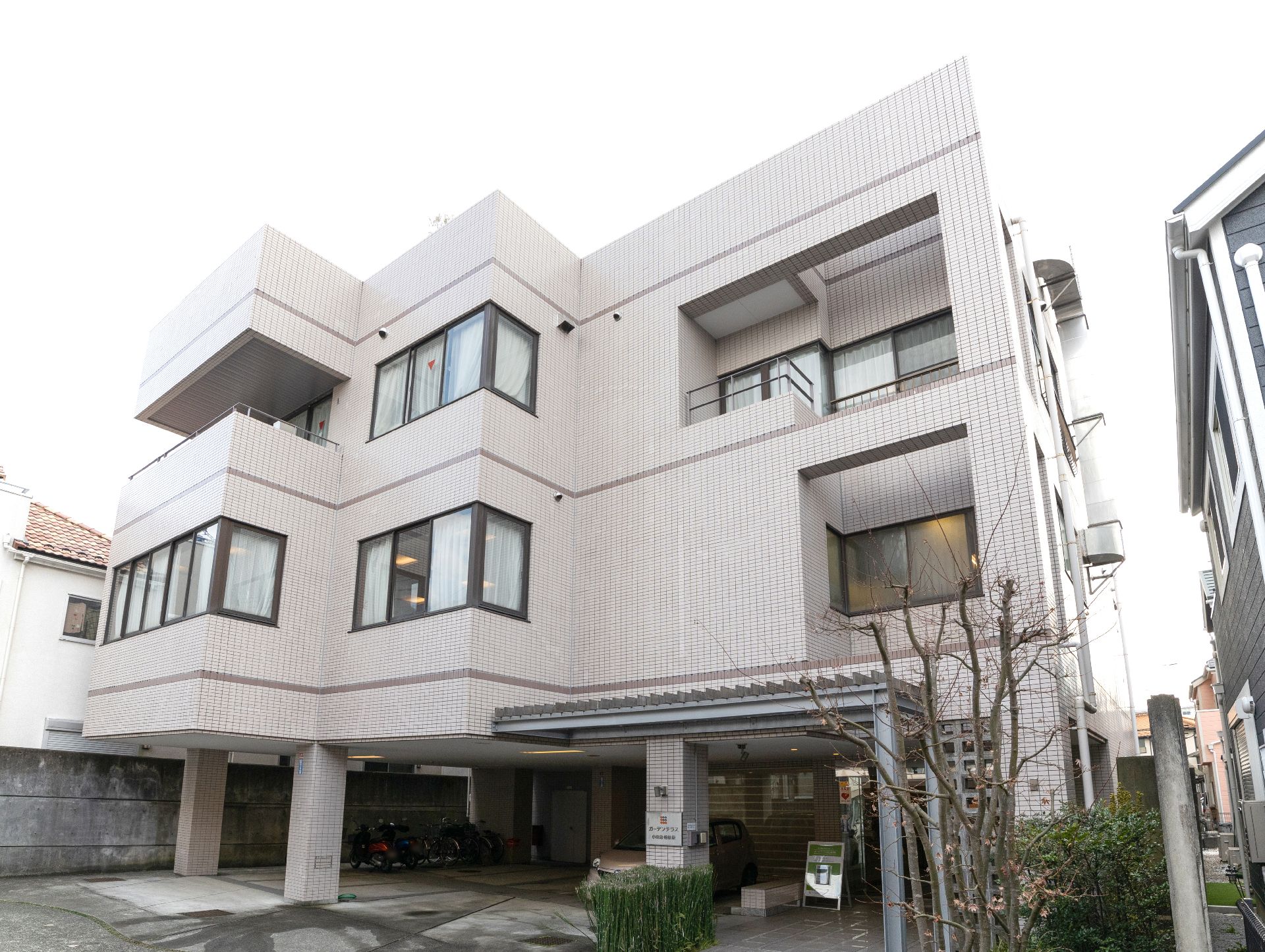 灰色な色合いで、高級マンションのようにも見える施設の外観