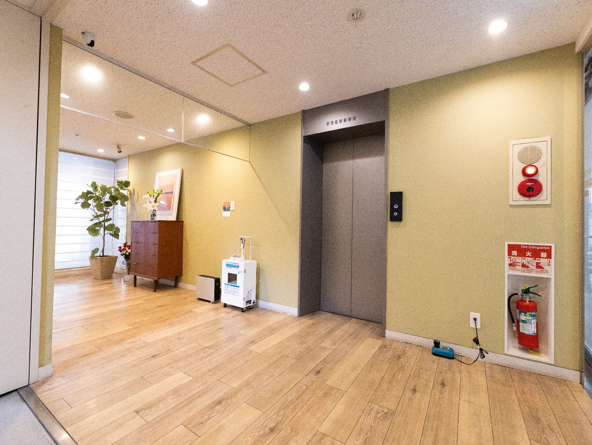 車椅子の方が簡単に利用できる広さがあるエレベーター