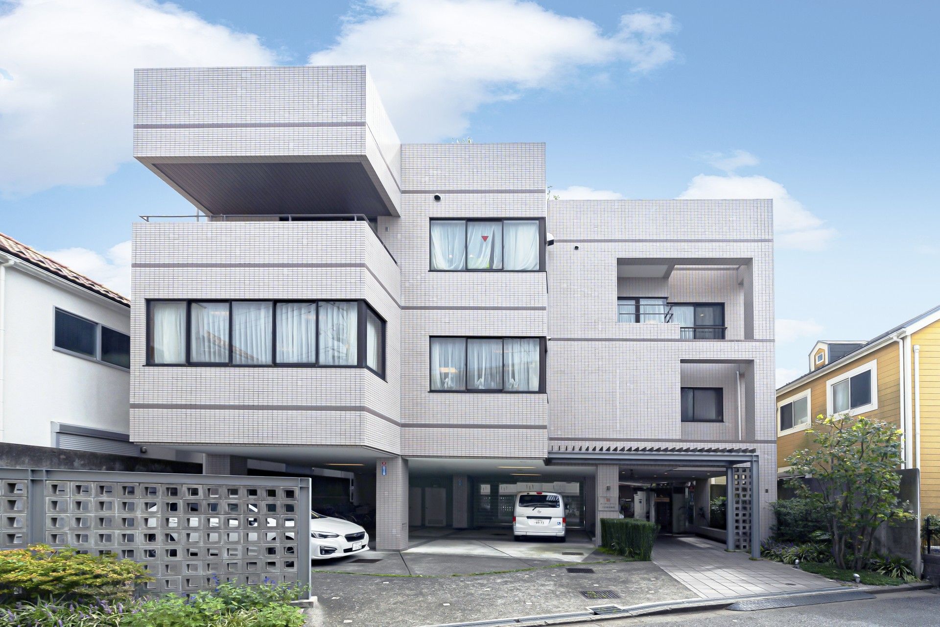 1階部分が駐車場の、凹凸で立体感あるおしゃれな3階建て建物