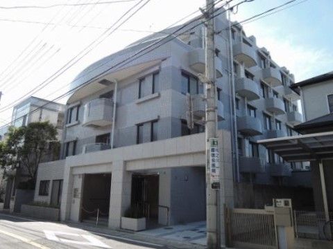 「ガーデンテラス南行徳」の外観。4階建ての住宅型有料老人ホームである。