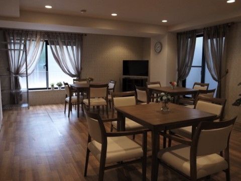 「ガーデンテラス南行徳」のダイニング。お食事時は入居者様同士で、喋り合っている。