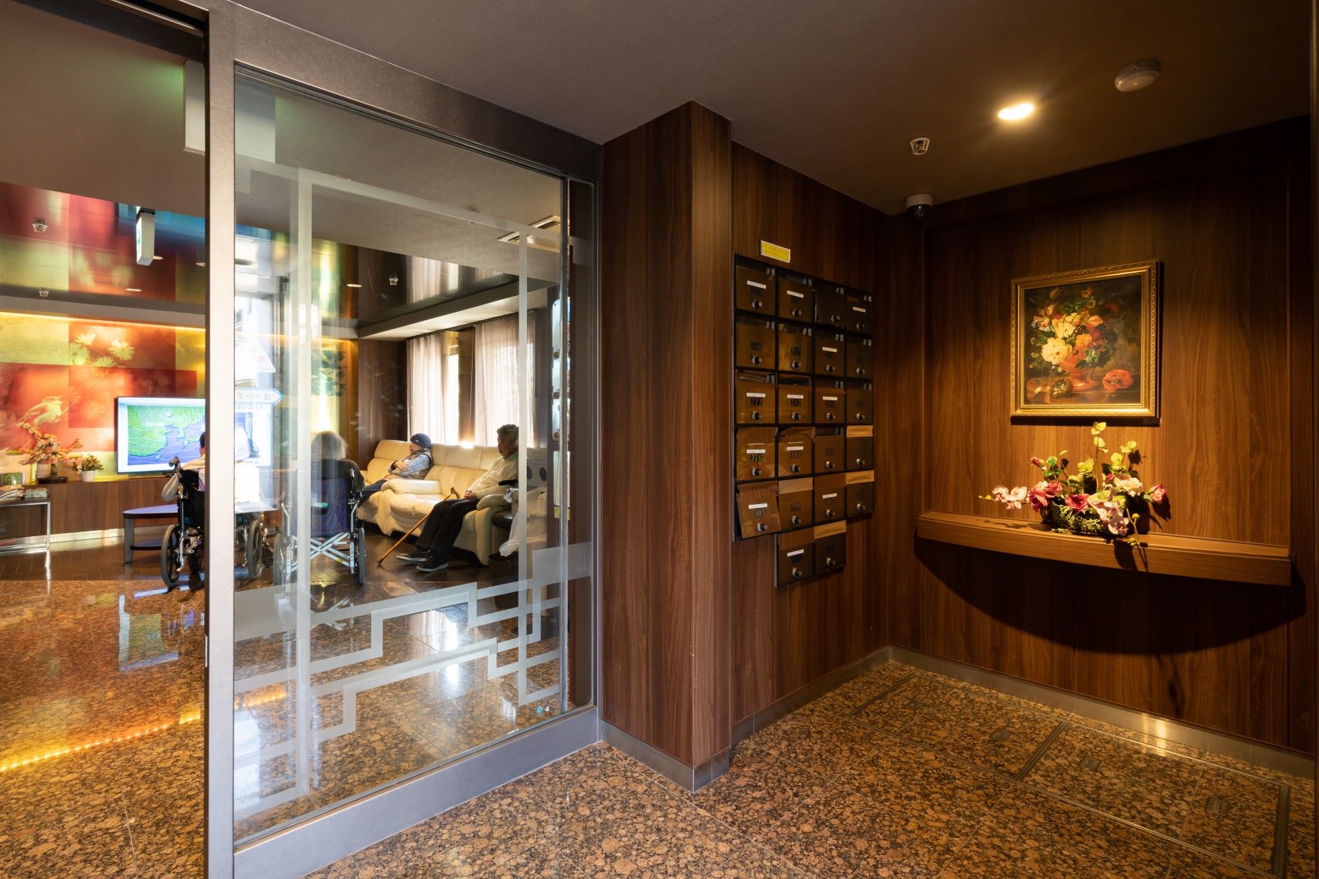 ランチョンマットに乗せられた、ご飯、お吸い物、メイン料理、小鉢、小皿とお箸