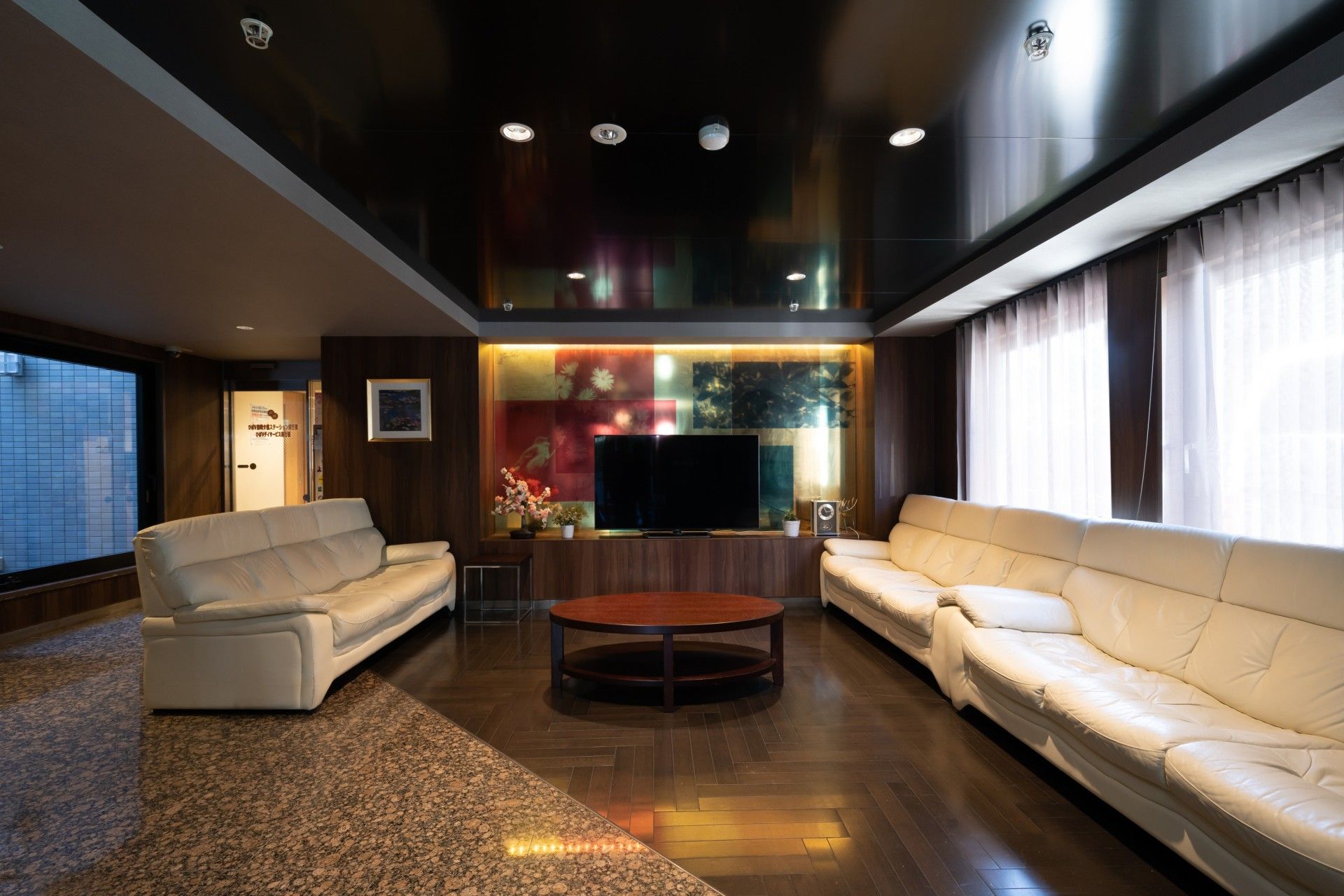 ベッド、棚、椅子、エアコン、トイレが備えられた明るい居室