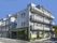 緑に囲まれた建物外観