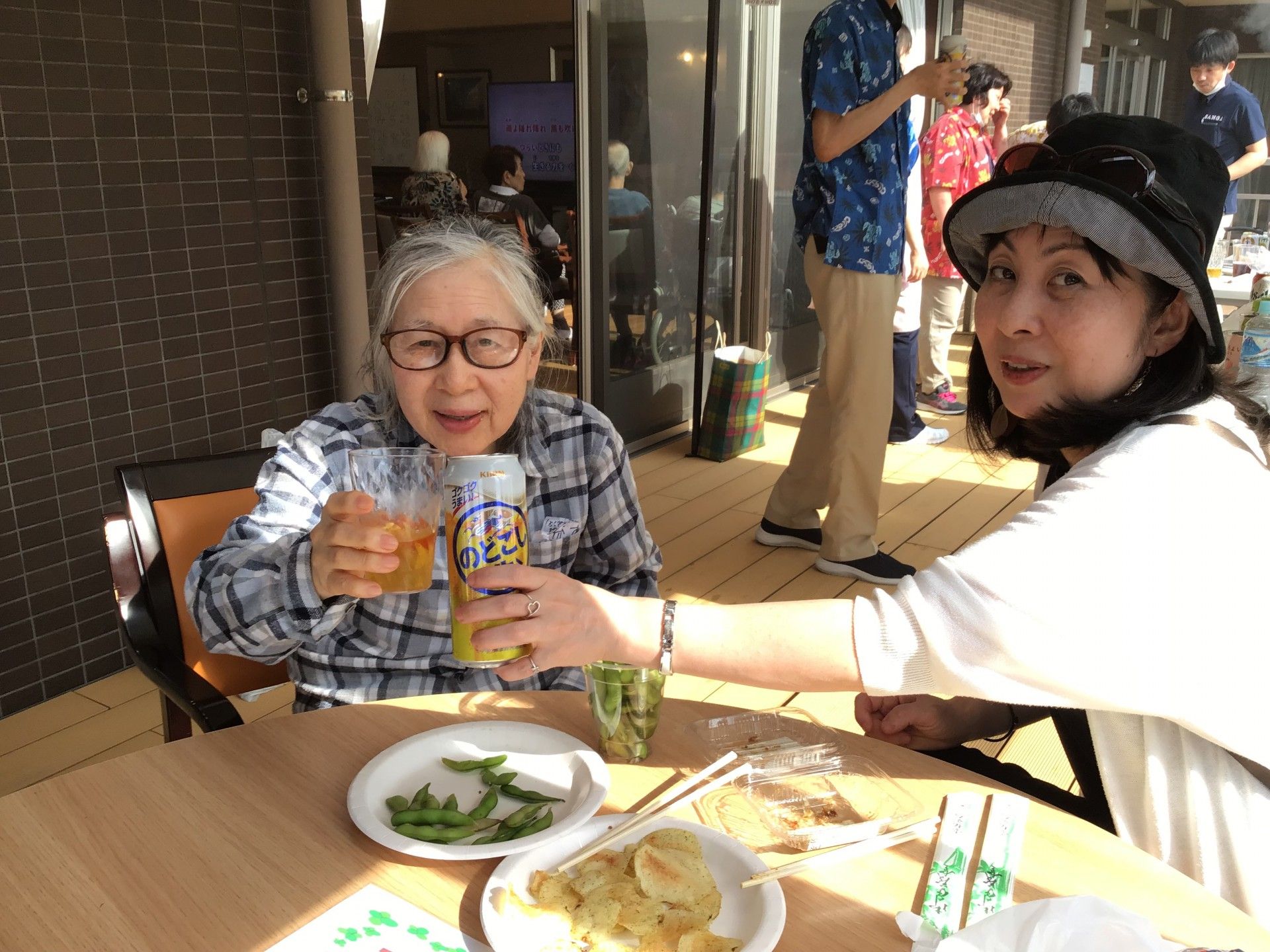 笑顔で乾杯する食事の場