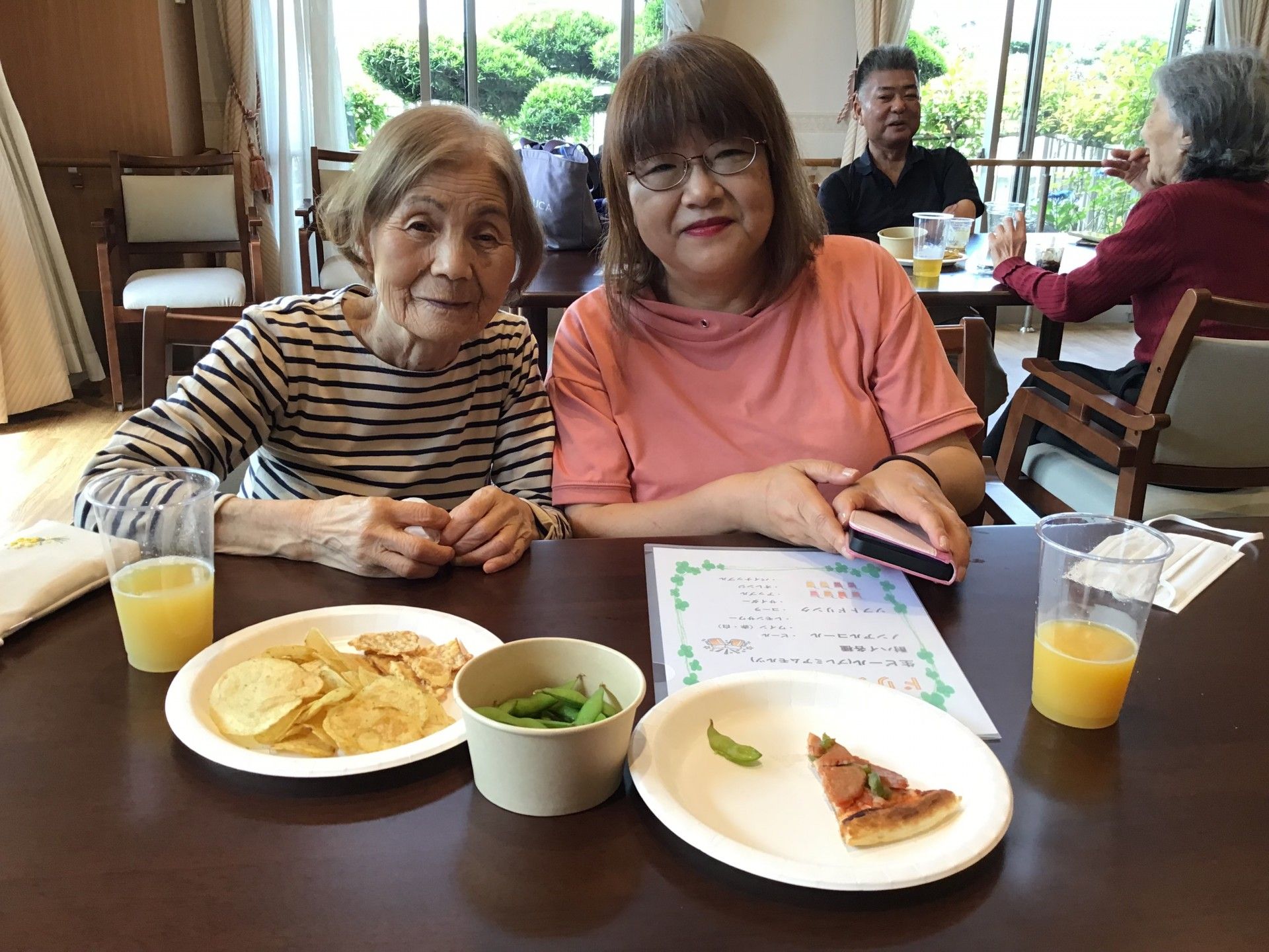 共有ダイニングでの食事風景