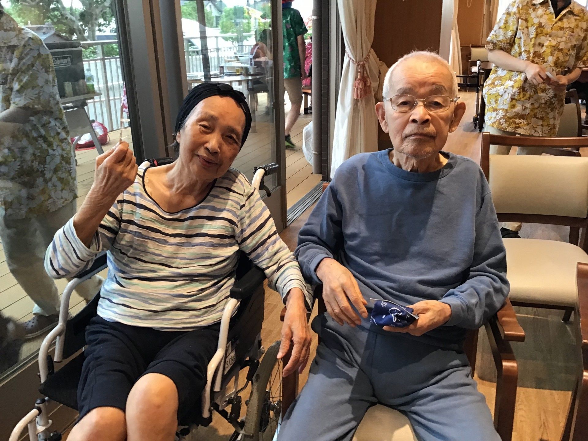 笑顔のご高齢者二人