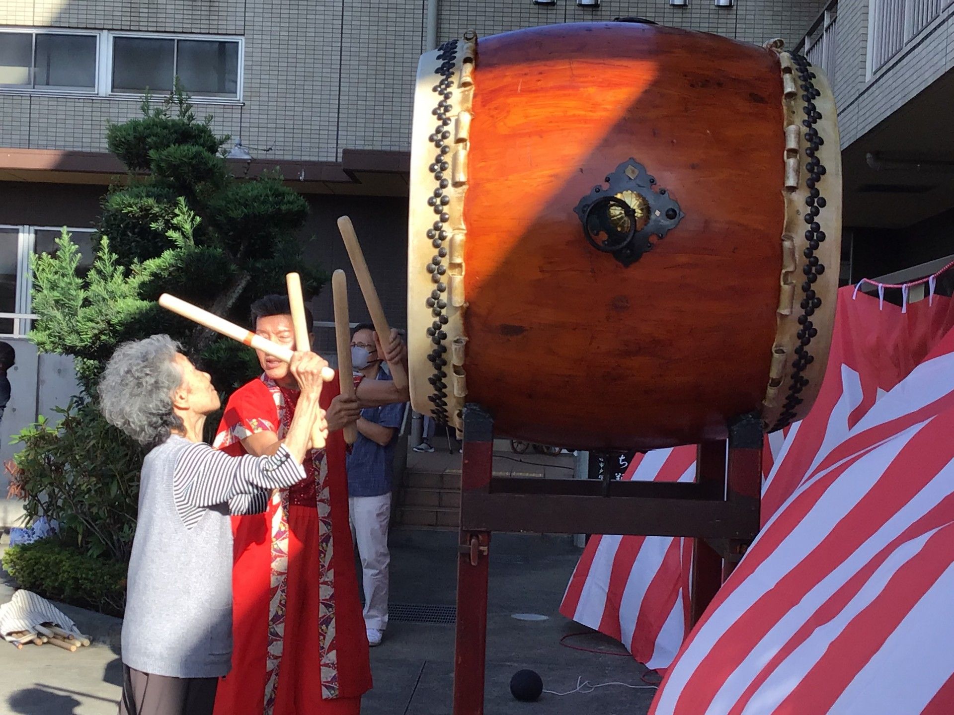 和太鼓を楽しむ高齢者