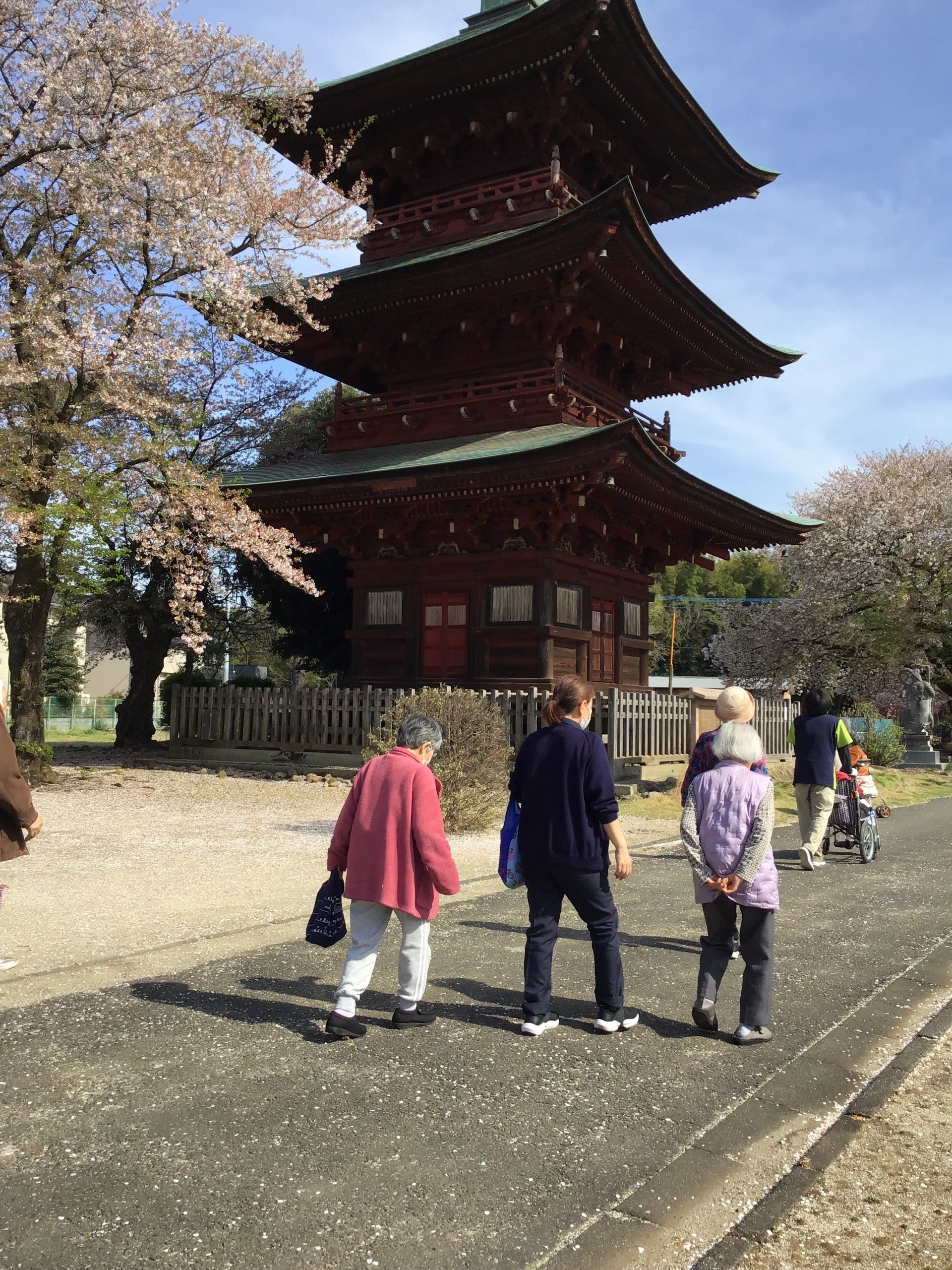 散歩する人々と五重塔