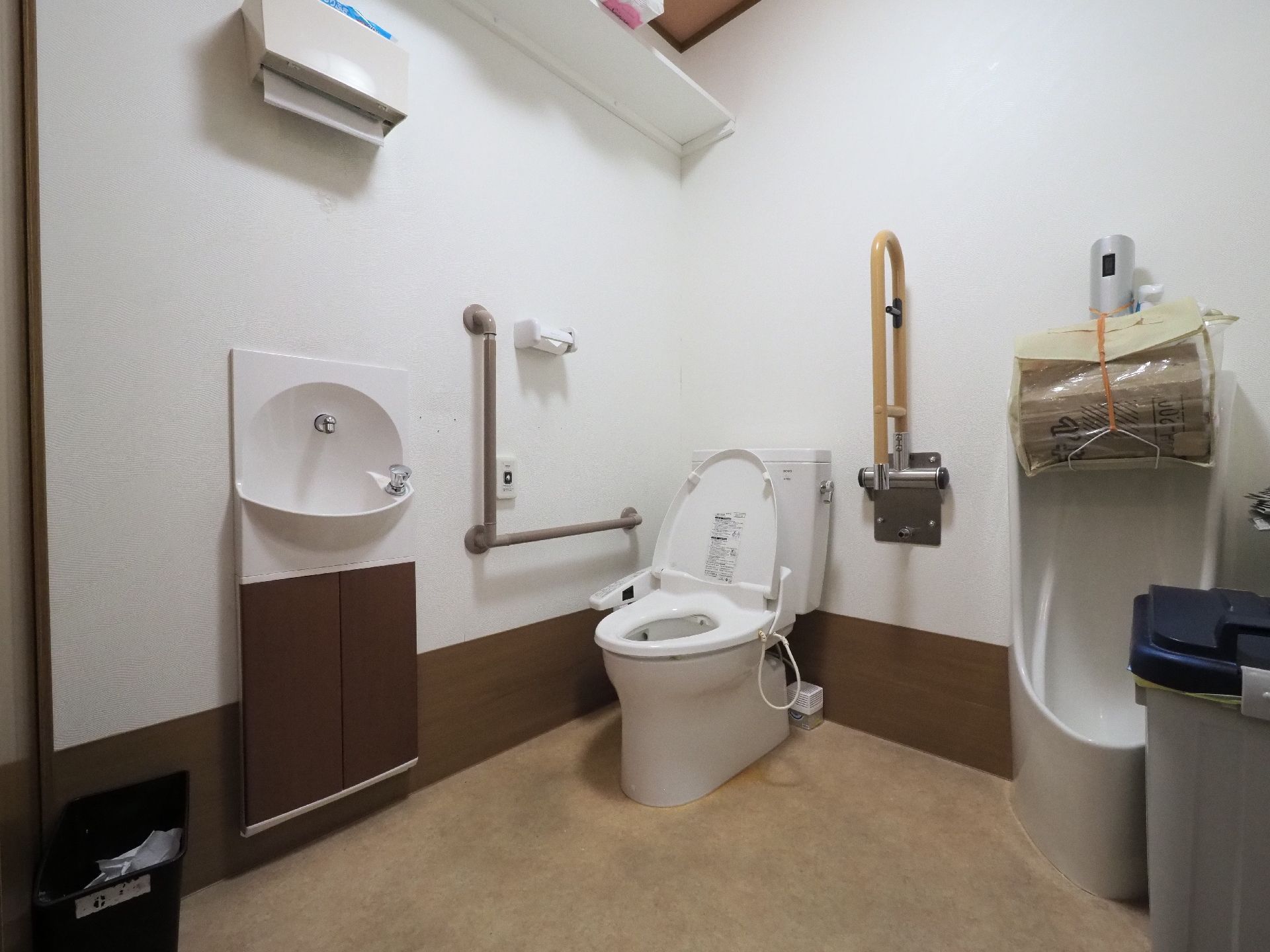 トイレにはウォシュレットのついた洋式便器を用意している。また可動式の手すりがあり、万が一に備えてナースコールを設置している。