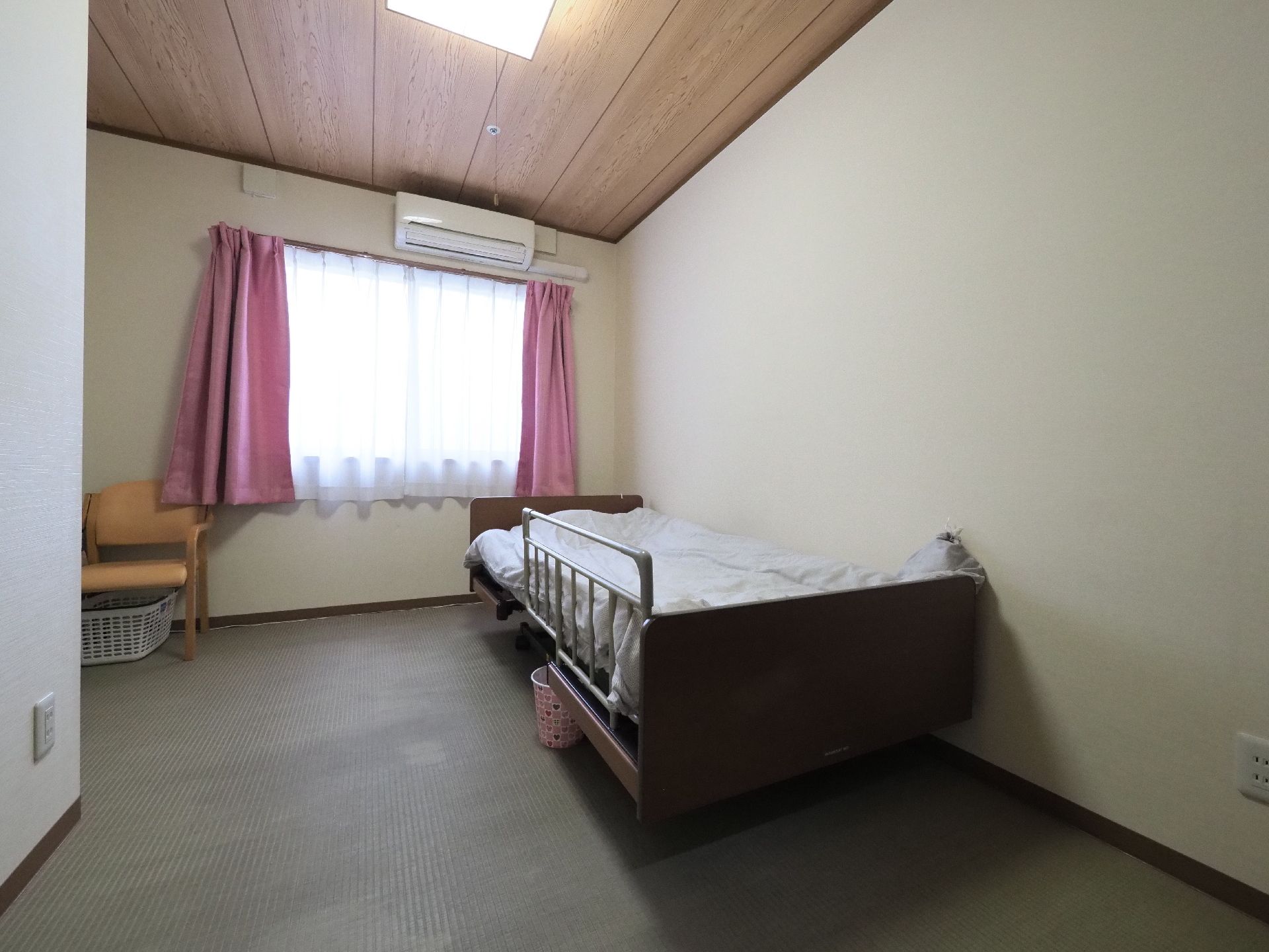 介護用ベッドと寝具が用意されたワンルームタイプの個室