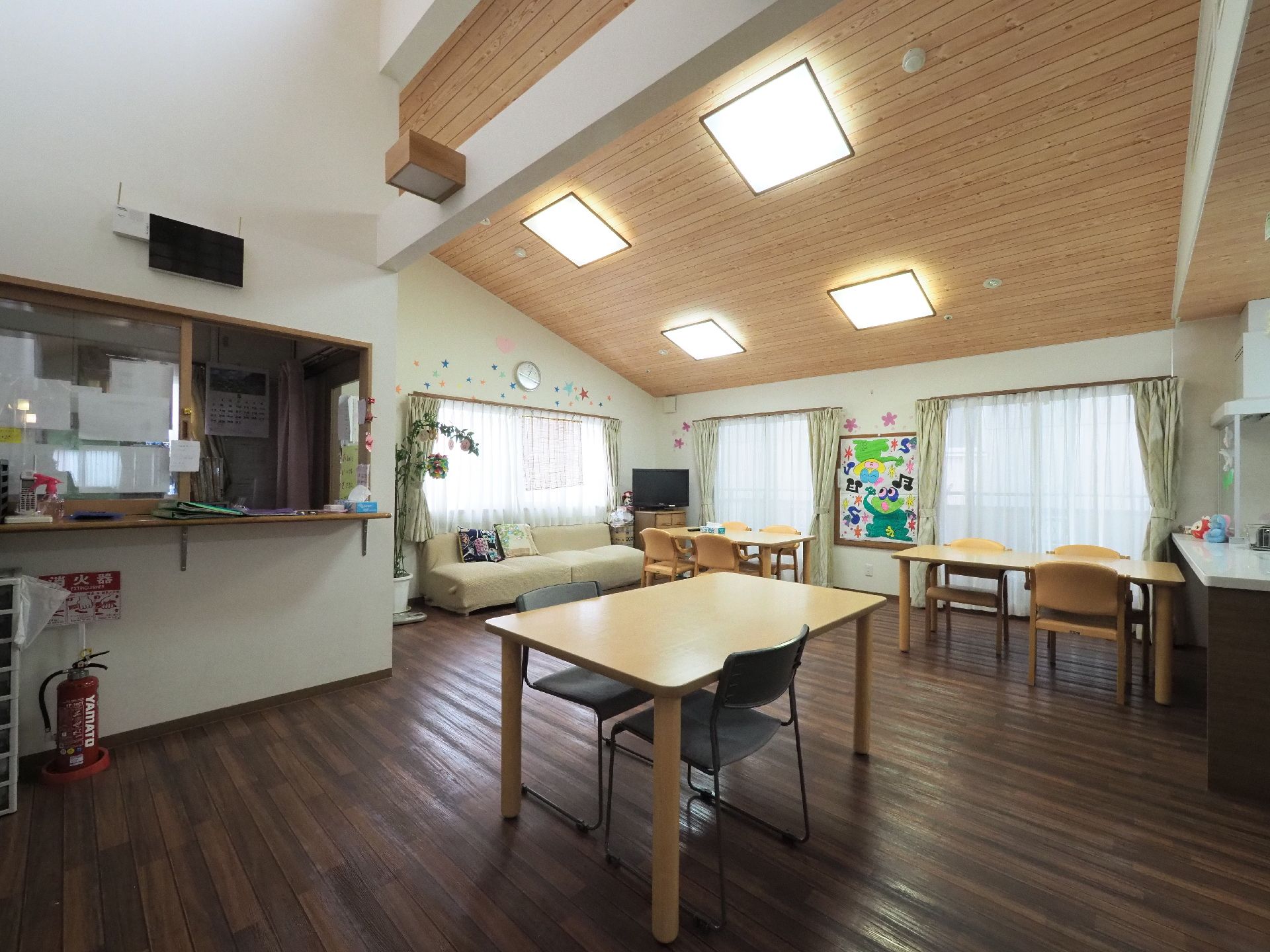 キッチンが併設されており、ダイニングテーブルが用意されたリビングリーム