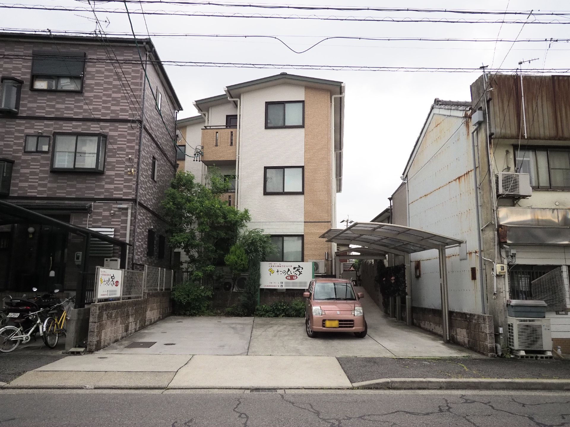 入り口には針葉樹が植えられており、大きな看板が取り付けられている。また足の不自由な人のために、玄関までは段差のない設計となっている。