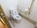 トイレの個室内には立ったり座ったりする際に掴めるよう、壁に手摺りが取り付けられている。またナースコールもある。