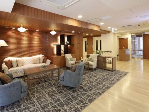 「グランダ南麻布」の1Fエントランスラウンジ。ホテルのラウンジを彷彿とさせる、演出をしている。