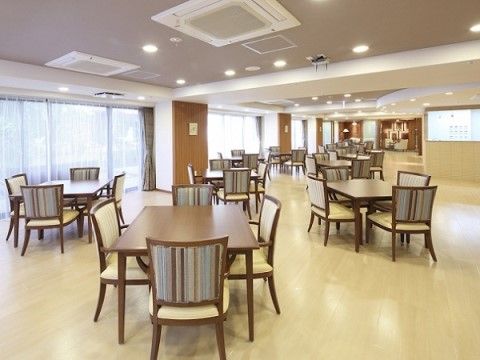 「グランダ南麻布」の1Fダイニングルーム兼機能訓練室。日当たり良く、4人テーブルで団欒を囲める。