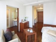 グランダ南麻布の5F 居室イメージ。浴室、洗面台、キッチンが設置されている。