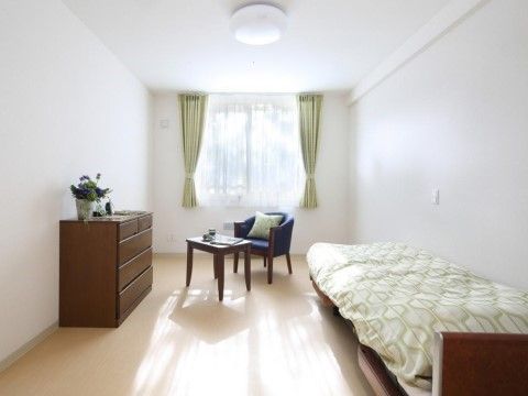 窓からの日差しで明るい室内である。置かれている家具は木製のもので統一され、落ち着いた雰囲気となっている。
