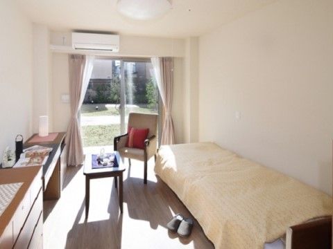 窓が大きく陽の光がたっぷりと入り、室内から外の景色を楽しむことができる。エアコンが備え付けられており、温度調節ができる。