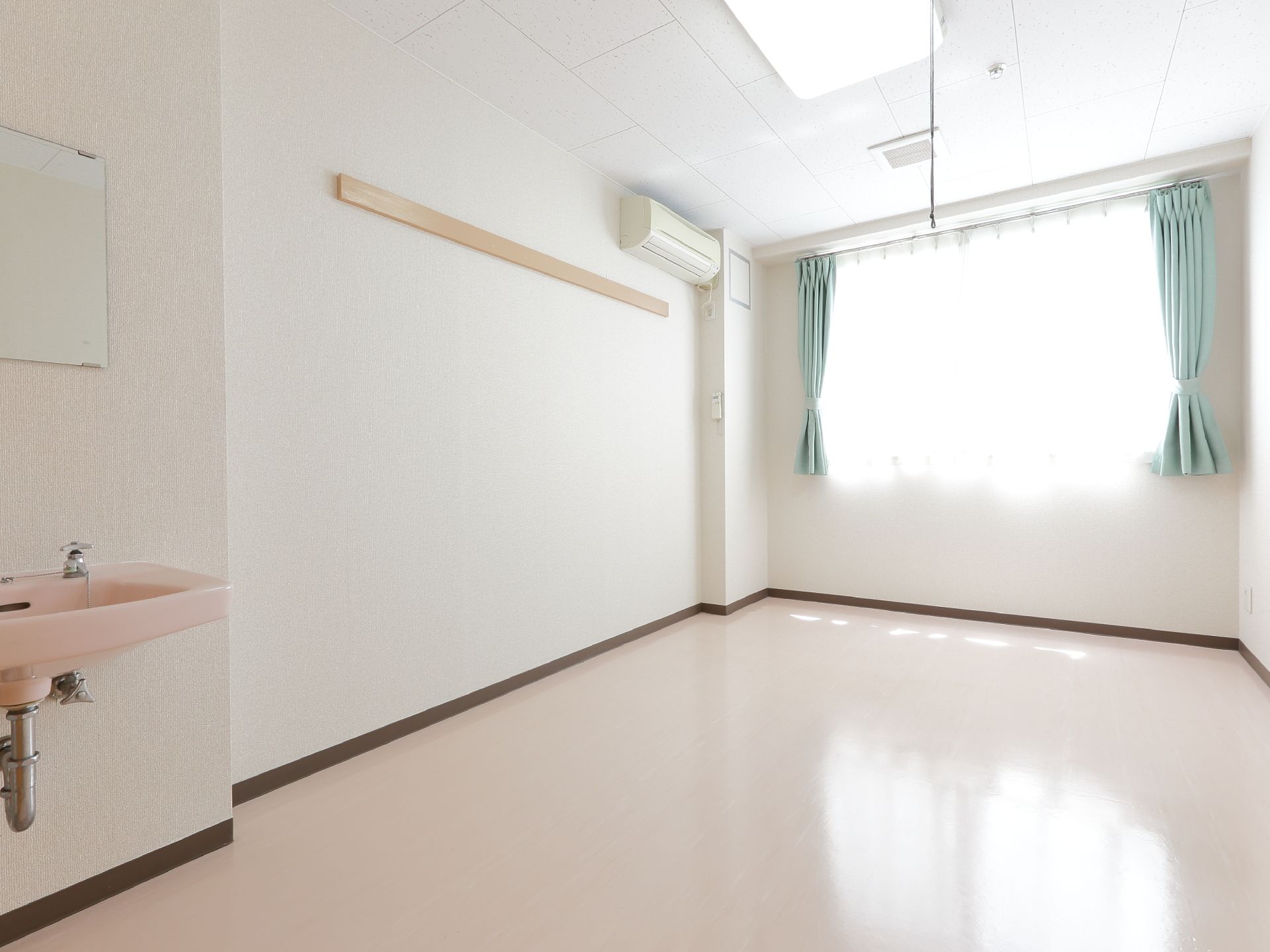 広々とした居室である。エアコンと壁掛け洗面器が備え付けられている。入居者が使い慣れた家具を持ち込むことが出来る。