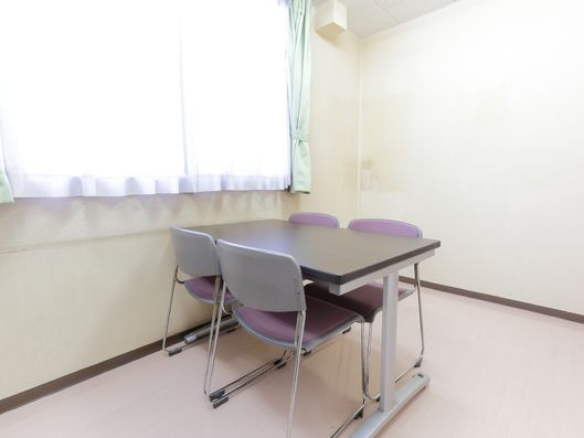 4人掛けテーブルがある部屋