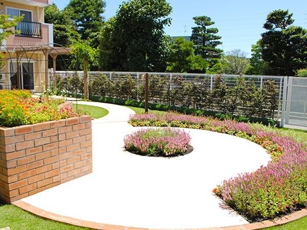 アーチ状に花が敷き詰められている、色彩の豊かな庭園