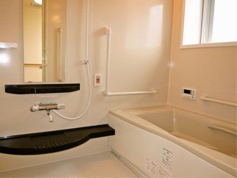白を基調としたユニットバスタイプの窓付きの浴室である。壁に縦長の鏡と非常ボタンとシャワーが取り付けられている。