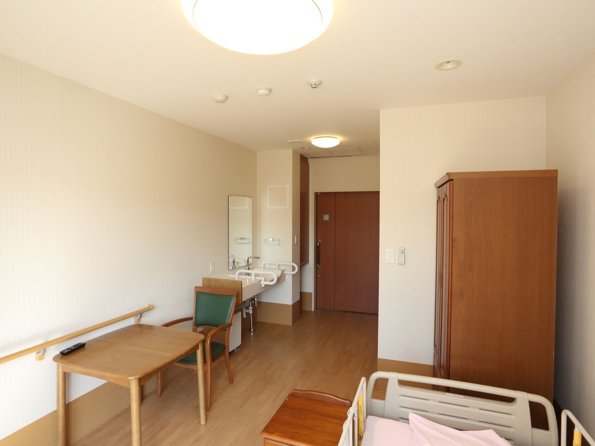 入居者それぞれに割当てられることになる居室。家具類にはフローリングに合わせた木製の調度品が選ばれている。