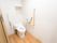 トイレは清掃が行き届いていて清潔感がある。便座の両側に手すりがある。壁にナースコールが設置されている。