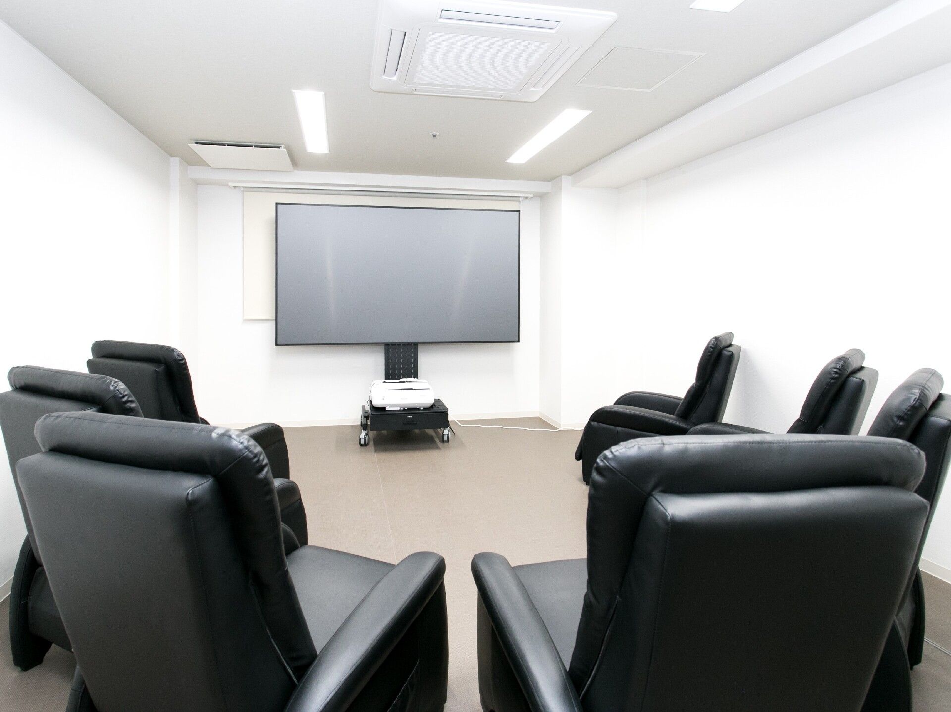 大きなテレビが置かれ、さまざまな用途に使用される部屋